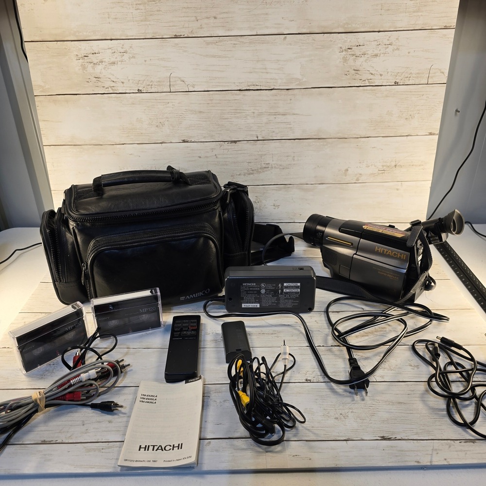 VTG Hitachi VM-E535LA 8mm Video Camcorder 32x Zoom 3in LCD Bundle w/ Bag & Tapes